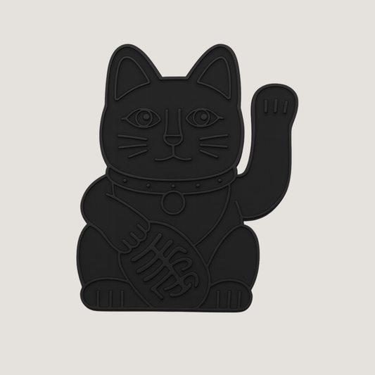 Matte black Maneki-neko cat golf ball marker with raised paw – CHIP PUTTY